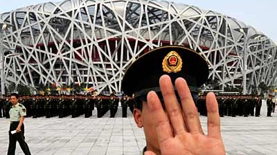 Olympische Spiele: Ein gewohntes Bild in diesen Tagen: Ein chinesischer Polizist verwehrt den Eingang zum National Stadium.