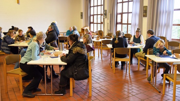 Fürstenfeldbruck: Eine warme Mahlzeit und ein Tisch, an dem man sie essen kann - mit dem kostenlosen Angebot reagiert die evangelische Kirche Fürstenfeldbruck auf die steigenden Lebenshaltungskosten.