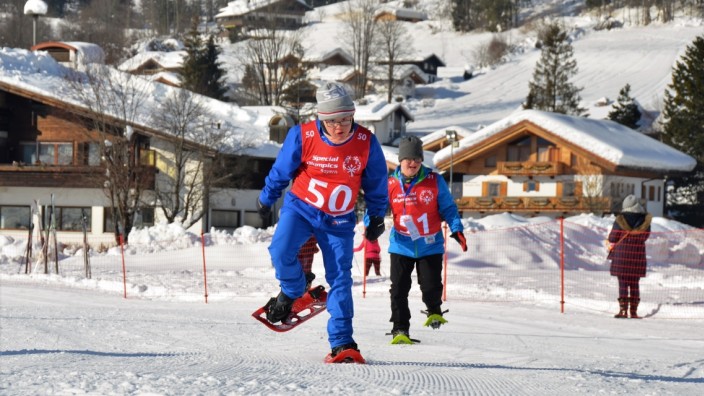 "Special Olympics Bayern": Bei den Special Olympics-Winterspielen messen sich die Athletinnen und Athleten mit geistigem Handicap auch im Schneeschuhlaufen. Diese Disziplin findet in der ehemaligen Prinz-Heinrich-Kaserne in Lenggries statt.