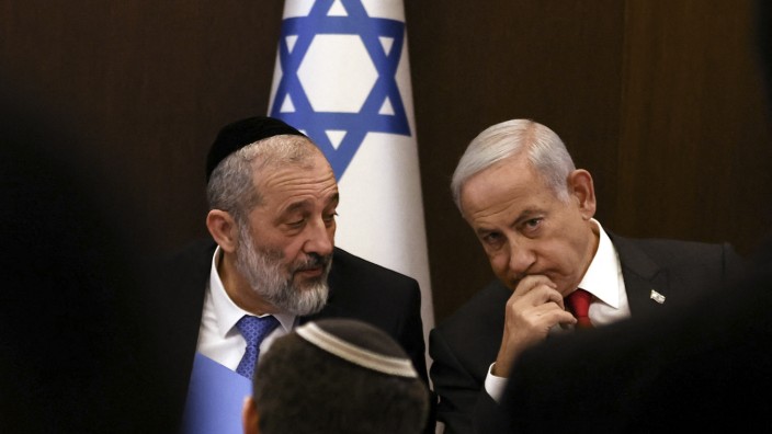 Israel: Intimus mit krimineller Vergangenheit: Israels Premier Benjamin Netanyahu und sein Innenminister Arie Deri.