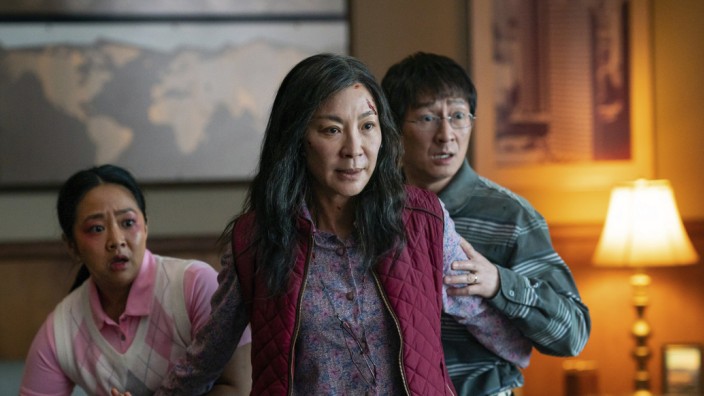 "Everything Everywhere All at Once" im Streaming: Achtung, Besuch aus dem Multiversum: Stephanie Hsu, Michelle Yeoh und Ke Huy Quan in "Everything Everywhere All at Once".
