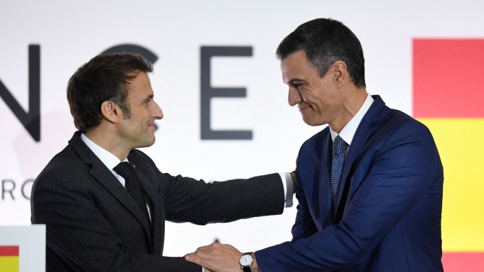 Europa: Frankreichs Präsident Emmanuel Macron (l.) and Spaniens Premierminister Pedro Sánchez am Donnerstag in Barcelona.