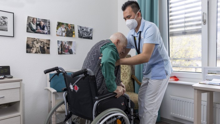 Armut im Alter: Ein Zimmer in einem Pflegeheim kostet mehr, als viele Bewohner aufbringen können.