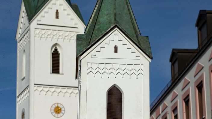 Dekanatswahl in Fürstenfeldbruck: Die Türme von Sankt Leonhard in Fürstenfeldbruck. In der katholischen Kirche knirscht es.