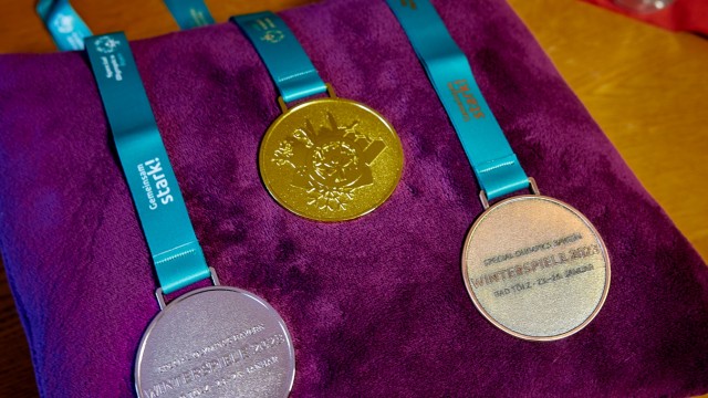 "Special Olympics Bayern": Die Medaillen für die Special Olympics Winterspiele 2023 liegen schon bereit...