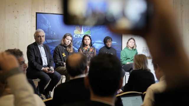 SZ-Klimakolumne: Die vier Klimaaktivistinnen Thunberg, Nakate, Gualinga und Neubauer (von rechts nach links) gemeinsam mit Fatih Birol, dem Chef der Internationalen Energieagentur.