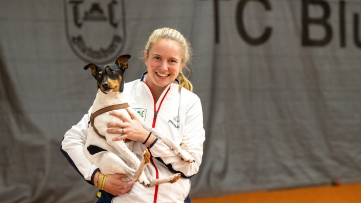 Tennis: Die gehörlose Tennisspielerin Heike Albrecht-Schröder mit ihrem Hund Cruso.