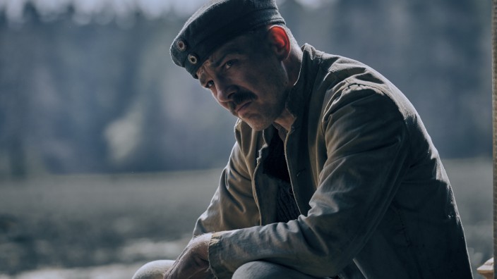 Britische Filmpreise: Albrecht Schuch als Stanislaus Katczinsky in einer Szene aus "Im Westen nichts Neues".
