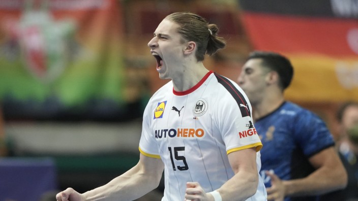 Deutschland bei der Handball-WM: Es klappt fast alles: Juri Knorr jubelt mit seinen DHB-Kollegen über den Kantersieg gegen Argentinien.