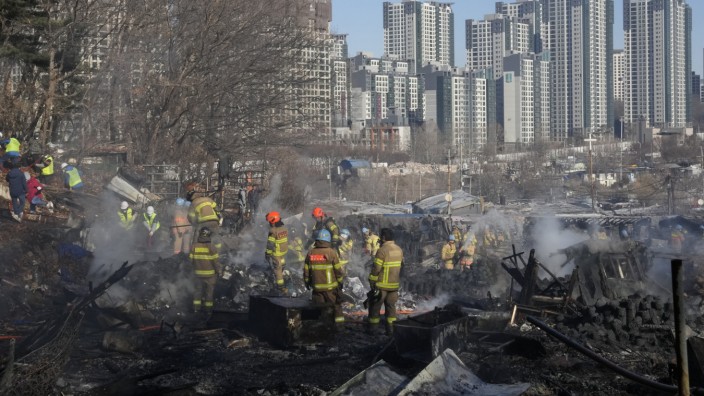 Südkorea: Feuerwehrleute und Rettungskräfte sind nach einem Brand im Armenviertel Guryong in der südkoreanischen Hauptstadt Seoul im Einsatz.