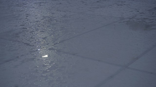 Winter: Die Pfützen gehören halt zum Regen dazu: auf der Plastikbahn auch auf dem Eis.