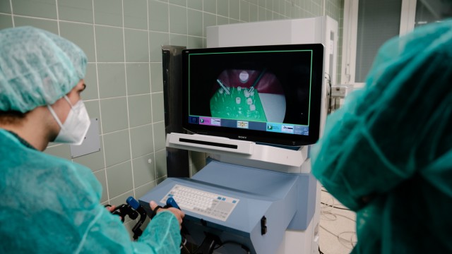 Neue Medizin-Technologie: Der Roboter lässt sich bei der Operation an einer Konsole steuern.