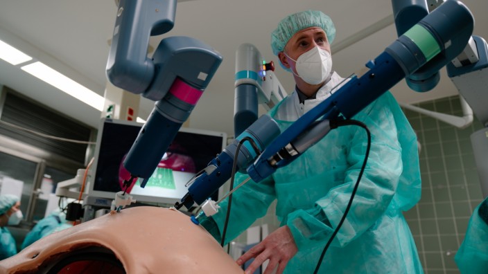 Neue Medizin-Technologie: Oberarzt Jan Gödeke erklärt, wie der Roboter der Haunerschen Kinderklinik bei Operationen funktioniert.