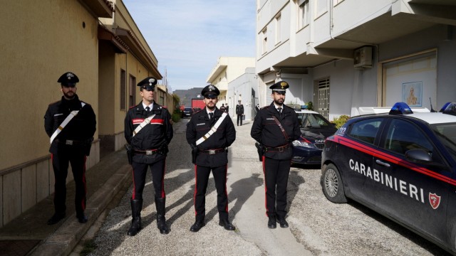 Italien: Carabinieri vor dem Haus in Campobello di Mazara, in dem Matteo Messina Denaro zuletzt wohnte.