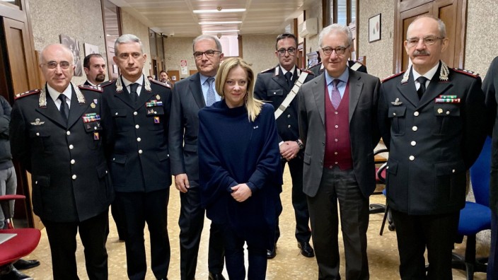 Italien: Die Politik schmückt sich mit dem Erfolg der Fahnder: Premierministerin Giorgia Meloni reiste eilends nach Palermo, um den Mafia-Ermittlern zu danken.