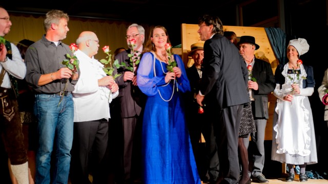 SZ-Kulturpreis Tassilo: Beim "Jedermann" 2016 dankt der damalige Bürgermeister Albert Hingerl Organisatorin Cornelia Gütlich (im blauen Kleid).