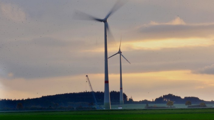 Energiewende: Im Maisacher Ortsteil Malching steht das erste Windrad auf Gemeindegebiet, dahinter ist die Anlage auf Mammendorfer Flur zu sehen.