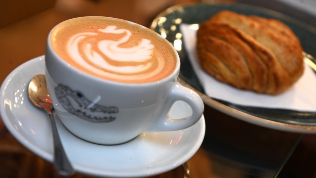 Café "Man vs. Machine": Für Naschkatzen gibt es Franzbrötchen zum Cappuccino.