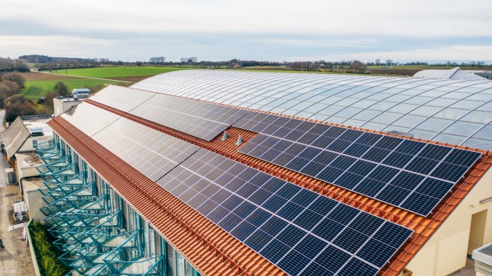 Therme Erding: Die neuen Photovoltaikmodule auf dem Dach des Hotel Victory der Therme können etwa 100 Kilowattstunden Strom liefern.