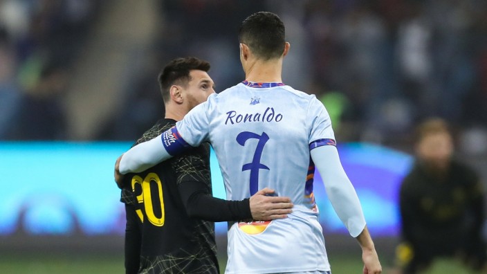 Cristiano Ronaldo vs. Lionel Messi: Hach, die zwei beliebtesten Fußballer der Welt Arm in Arm. Fast könnte einem warm ums Herz werden.