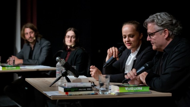 SZ-Kulturpreis Tassilo: Bei einer Veranstaltung des "Climate-Cultures Network Berlin" ist Theresa Hannig (Zweite von rechts) als Sprecherin eingeladen.