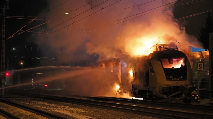 Zugverkehr: Eine fahrende, brennende und führerlose Geister-Lokomotive hat in der Nacht zu Freitag auf der Bahnstrecke München-Freilassing für ein Großaufgebot von Feuerwehren gesorgt.