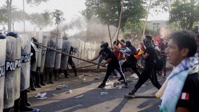 Südamerika: Die Wut der Straße trifft in Lima auf ein massives Polizeiaufgebot.