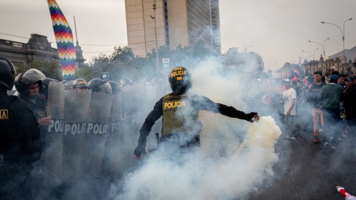 Südamerika: Ein Polizist in Lima setzt Tränengas gegen Demonstranten ein.