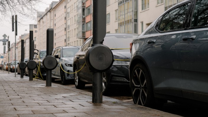 Verkehrswende: Die Zahl der E-Autos steigt, auch in München - und damit der Bedarf an Ladesäulen.