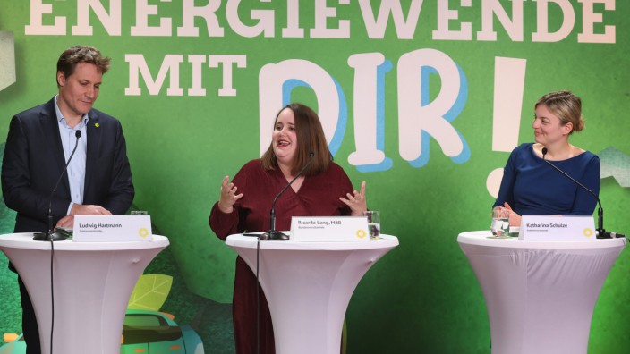 Politik: Die Bundesvorsitzende der Grünen, Ricarda Lang (Mitte), war bei der Winterklausur der bayerischen Grünen mit ihren beiden Fraktionsvorsitzenden Ludwig Hartmann und Katharina Schulze zu Gast.