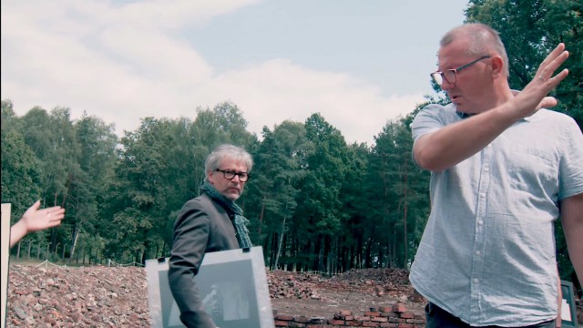 3sat-Dokumentation: Mit alten Fotos auf der Suche nach neuen Perspektiven und Zusammenhängen: Christophe Cognet (links) recherchiert in verlorener Zeit, begleitet von Igor Bartoksik (rechts) vom Museum Auschwitz-Birkenau.
