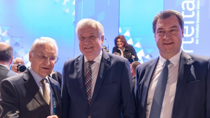 Politik in Bayern: Drei Ministerpräsidenten, zwei davon mussten am Ende gegen ihren Willen gehen. Ob es Markus Söder (rechts) anders ergehen wird als seinen Vorgängern Edmund Stoiber (links) und Horst Seehofer?