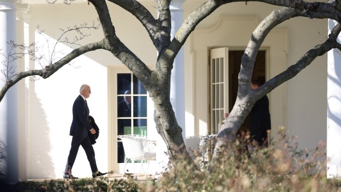USA: Hauptsache, ihm schaden? US-Präsident Joe Biden auf dem Weg ins Büro.