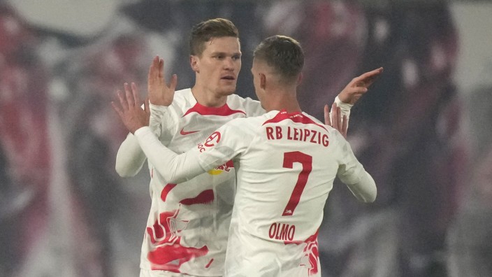 Bundesliga: Leipzigs Marcel Halstenberg (links) feiert seinen Treffer mit Dani Olmo.