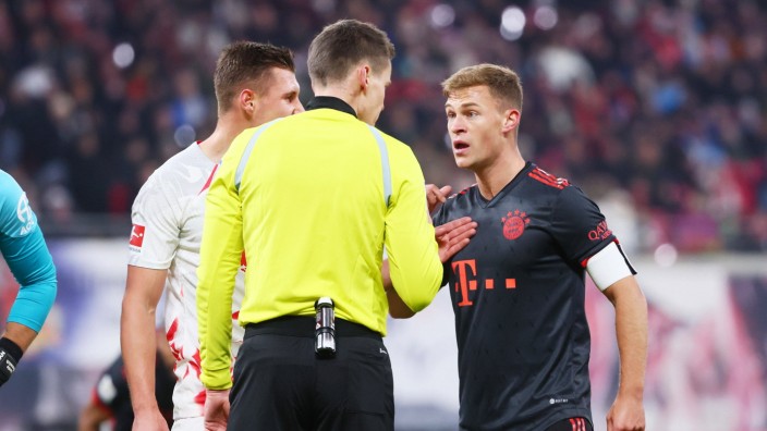 FC Bayern: Gesprächsbedarf: Joshua Kimmich diskutiert in Leipzig mit Schiedsrichter Daniel Siebert.