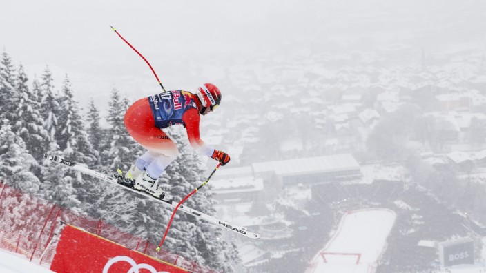 Ski alpin auf der Streif: Anflug aufs Karriereende: Beat Feuz springt über den Hausberg dem Ziel auf der Streif entgegen - zum letzten Mal in seiner Laufbahn