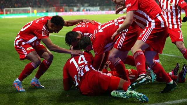 Bundesliga: Danilho Doekhi wird nach seinem Treffer zum 2:1 von seinen Mitspielern beerdigt.