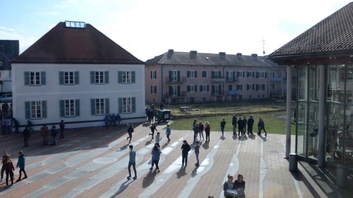 Mitten in Dachau: Am Ignaz-Taschner-Gymnasium reden die Schüler, wie ihnen der Schnabel gewachsen ist, und das ist gut so, findet der SPD-Landtagsabgeordnete Michael Schrodi.