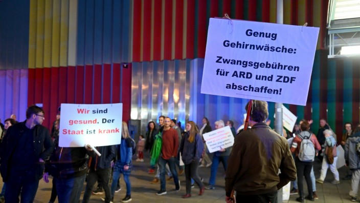Gruppierung "München steht auf": Die Corona-Maßnahmen gibt es nicht mehr, die Demonstrationen dagegen schon. Sie wenden sich inzwischen gegen Rundfunkgebühren und das Münchner Diesel-Fahrverbot.