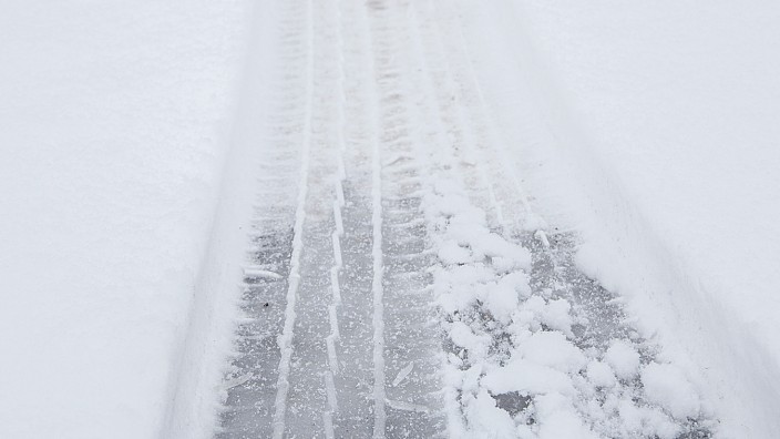 Verkehr: Der am Freitag einsetzende Schneefall hat im Landkreis Starnberg zu zahlreichen Unfällen auf glatten Straßen geführt.