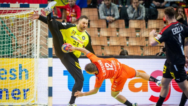 Andreas Wolff at the Handball World Cup: Rally: Andreas Wolff stands tall against Luke Staines of the Netherlands.