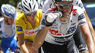 Tour de France: Carlos Sastre (vorne), ein alter Haudegen aus Bjarne Riis' kritisch beäugter CSC-Equipe.