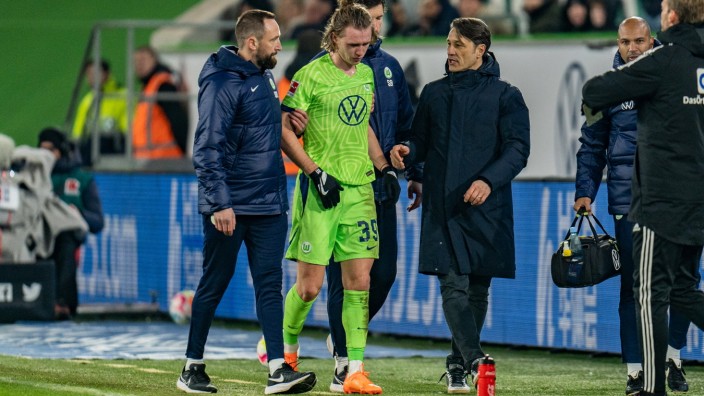 VfL Wolfsburg: Fürsorgliche Begleitung: Patrick Wimmer wird nach seiner Verletzung von Trainer Kovac in Empfang (rechts) genommen.