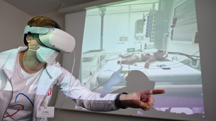 Virtual-Reality-Projekt am Deutschen Herzzentrum: Mitten im virtuellen Intensivzimmer: Auf Knopfdruck wird das Schulungsprogramm für die Ecmo an einem frisch operierten Säugling gestartet.