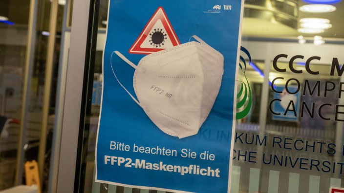 Pandemie: Ein Plakat mit der Aufschrift "Bitte beachten Sie die FFP2-Maskenpflicht" hängt am Eingang des Krankenhaus "Rechts der Isar" in München.