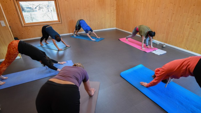 Kursangebot in Dietramszell: Bei den Yoga-Übungen von Melanie Kemser in Ascholding lernen die Teilnehmer ihren Körper besser kennen.