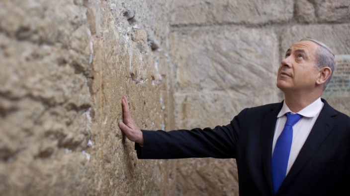 Ideologien: Balanciert in seiner jahrzehntelangen Karriere zwischen dem rechtem Rand und dem religiösen Lager: Israels Premier Benjamin Netanjahu 2013 an der Klagemauer.
