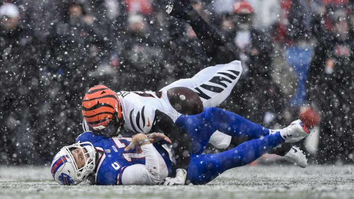 Playoffs in der NFL: Bills-Quarterback Josh Allen (blaues Trikot) muss gegen die Cincinnati Bengals einiges einstecken - nach dem Aus in den Playoffs hat er nun genug Zeit, sich zu erholen.