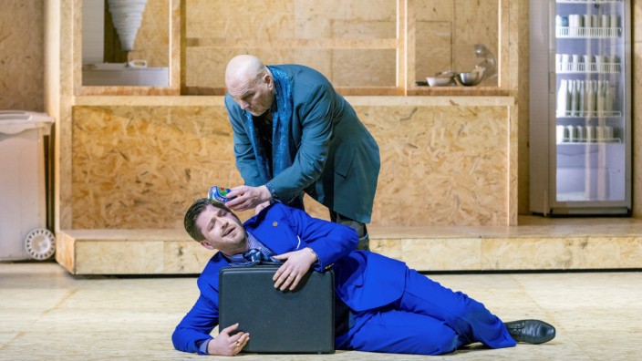 Opernpremiere: Falstaff (Claudio Otelli) versucht die Eifersucht seines Nebenbuhlers Mr. Ford (Samuel Hasselhorn) zu kühlen.