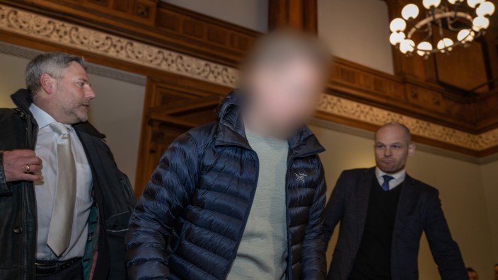 Drogenprozess: Erneut vor Gericht: Der als Kinderzimmer-Dealer bekannt gewordene Angeklagte mit seinen Anwälten in Leipzig.